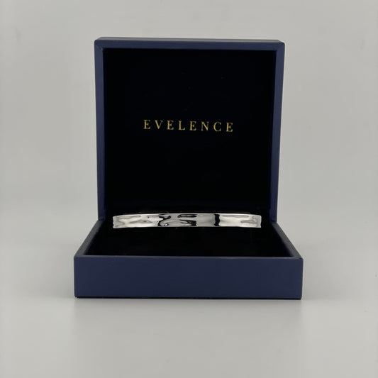 Gehämmerter Armreif aus Edelstahl von Evelence in Silber mit Geschenkbox